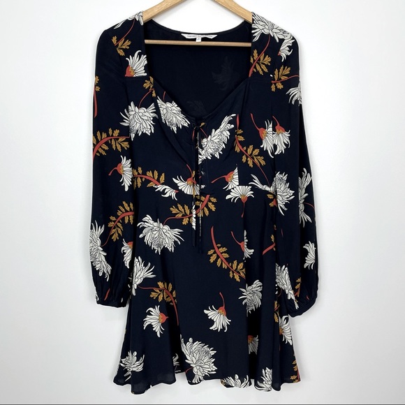 Cupcakes and Cashmere London Dress Size Small // Navy Floral Print Lace - Picture 4 of 8